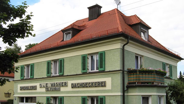 Das Unternehmensgebäude der Spenglerei & Dachdeckerei Wagner in München-Allach